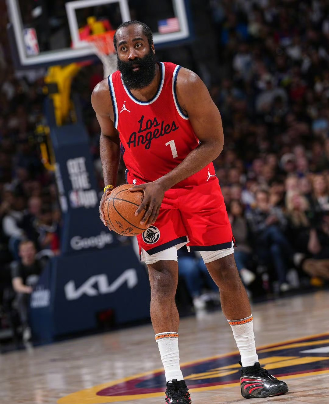 乐鱼体育哈登在塞尔维亚队比赛中比赛规则变更，出色发挥引发热议！(如何评价哈登季后赛拉胯)