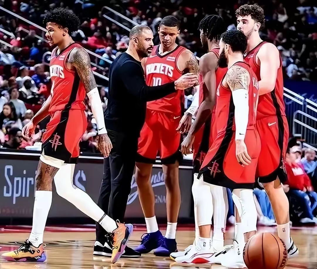 乐鱼LEYU关于今夜休斯敦火箭备战NBA常规赛；官宣签约细节曝光；气氛紧张；训练强度明显提升的信息